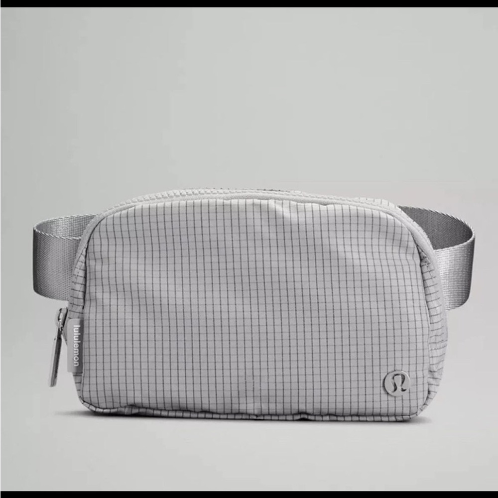 BNWT Lululemon Everywhere Belt Bag- SEAL GREY/ Graphite Grey
